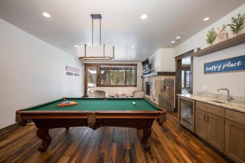 Spacious Elegance, 5 En-suites, Hiking Trail To Town, Packed With Amenities!