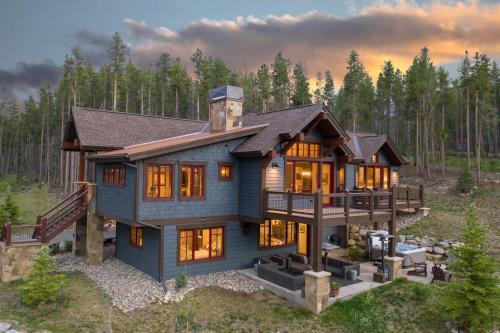 Spacious Elegance, 5 En-suites, Hiking Trail To Town, Packed With Amenities!