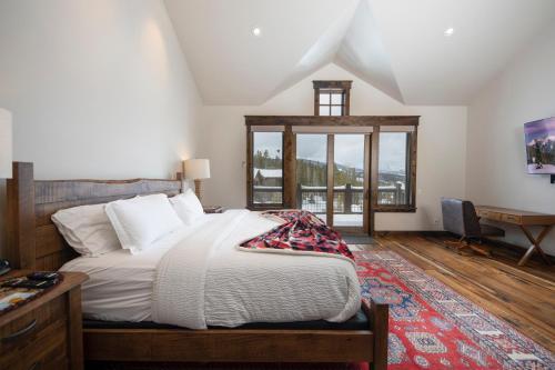 Spacious Elegance, 5 En-suites, Hiking Trail To Town, Packed With Amenities!
