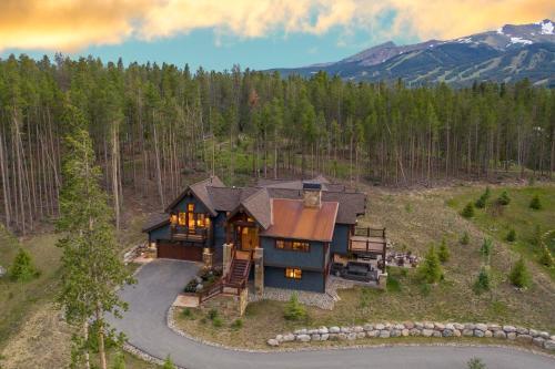 Spacious Elegance, 5 En-suites, Hiking Trail To Town, Packed With Amenities!