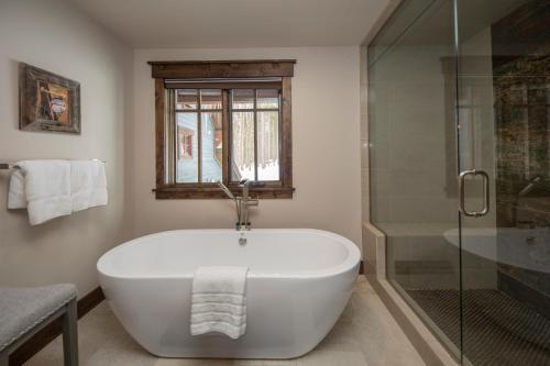Spacious Elegance, 5 En-suites, Hiking Trail To Town, Packed With Amenities!