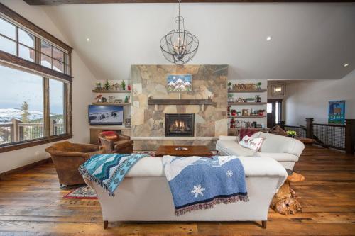 Spacious Elegance, 5 En-suites, Hiking Trail To Town, Packed With Amenities!