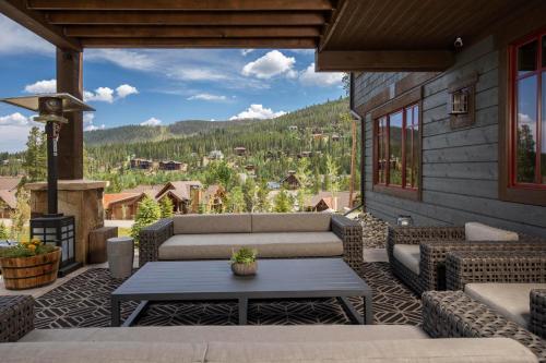 Spacious Elegance, 5 En-suites, Hiking Trail To Town, Packed With Amenities!