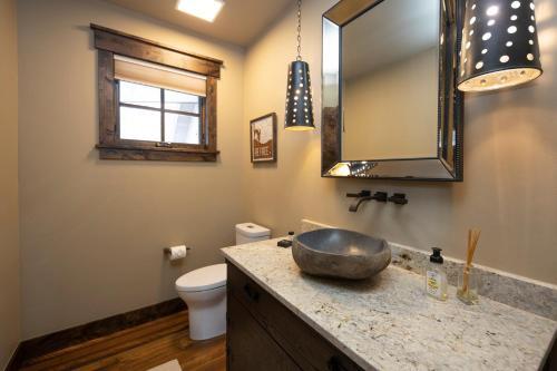 Spacious Elegance, 5 En-suites, Hiking Trail To Town, Packed With Amenities!