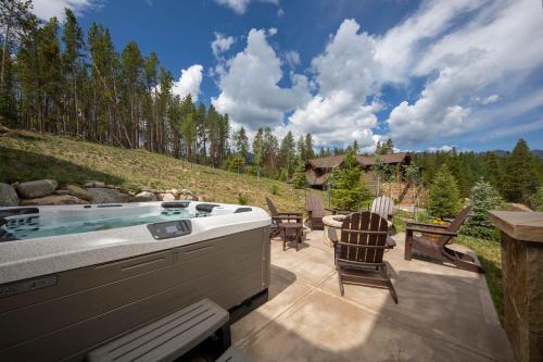 Spacious Elegance, 5 En-suites, Hiking Trail To Town, Packed With Amenities!