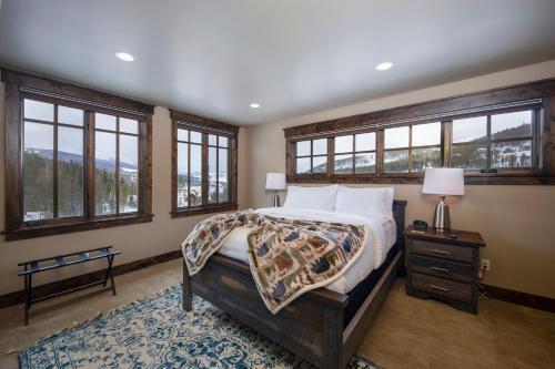 Spacious Elegance, 5 En-suites, Hiking Trail To Town, Packed With Amenities!
