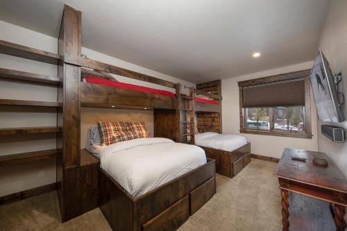 Spacious Elegance, 5 En-suites, Hiking Trail To Town, Packed With Amenities!