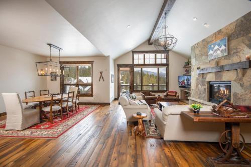 Spacious Elegance, 5 En-suites, Hiking Trail To Town, Packed With Amenities!