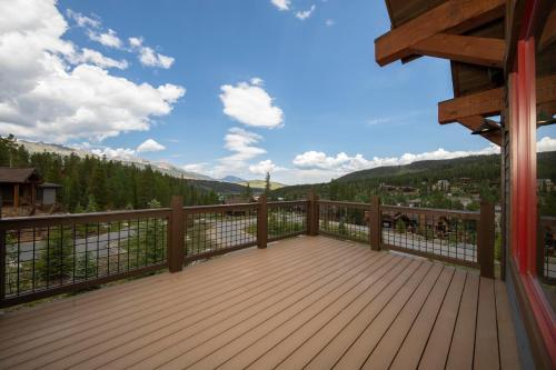 Spacious Elegance, 5 En-suites, Hiking Trail To Town, Packed With Amenities!