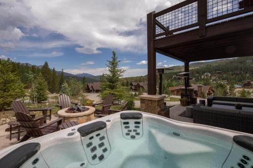 Spacious Elegance, 5 En-suites, Hiking Trail To Town, Packed With Amenities!
