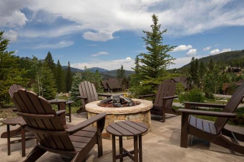 Spacious Elegance, 5 En-suites, Hiking Trail To Town, Packed With Amenities!