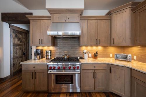 Spacious Elegance, 5 En-suites, Hiking Trail To Town, Packed With Amenities!
