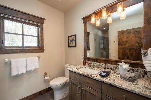 Spacious Elegance, 5 En-suites, Hiking Trail To Town, Packed With Amenities!