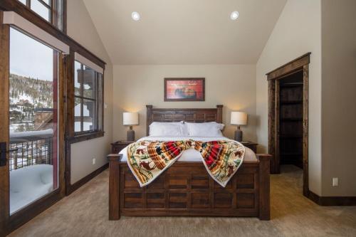 Spacious Elegance, 5 En-suites, Hiking Trail To Town, Packed With Amenities!