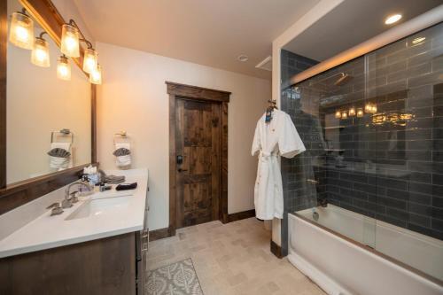 Spacious Elegance, 5 En-suites, Hiking Trail To Town, Packed With Amenities!