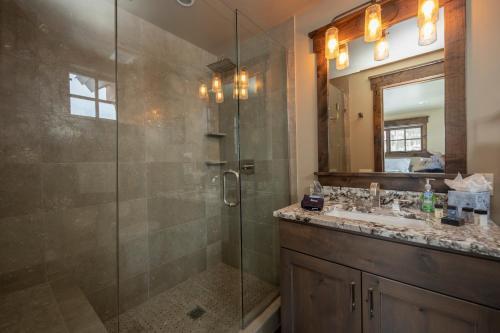 Spacious Elegance, 5 En-suites, Hiking Trail To Town, Packed With Amenities!