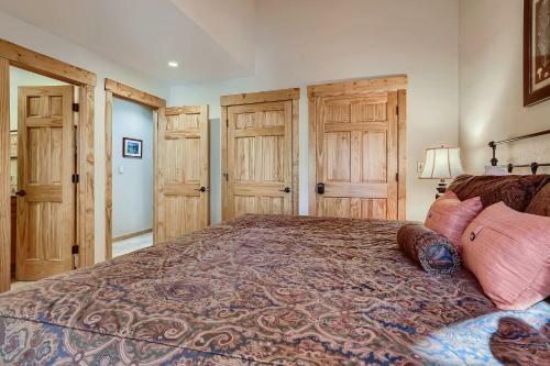 Snodallion Condo Great Breck Location