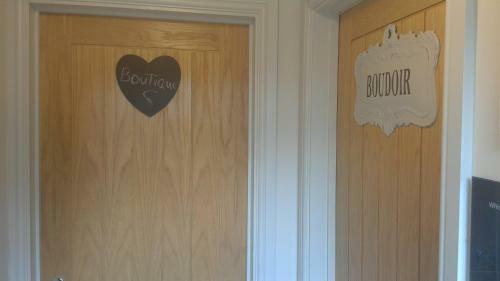 Whispering Cottages Bed And Breakfast