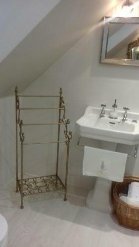 Whispering Cottages Bed And Breakfast