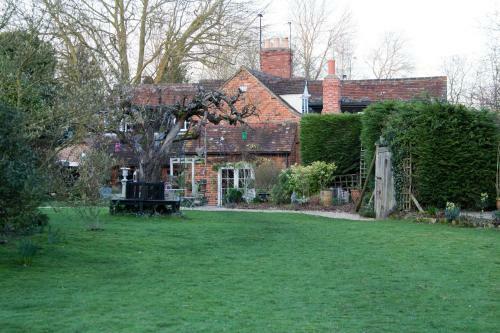 Whispering Cottages Bed And Breakfast