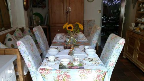 Whispering Cottages Bed And Breakfast