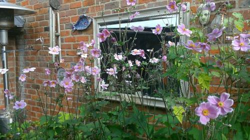 Whispering Cottages Bed And Breakfast