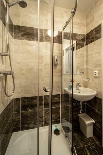 Ruzova Apartment By Ruterra