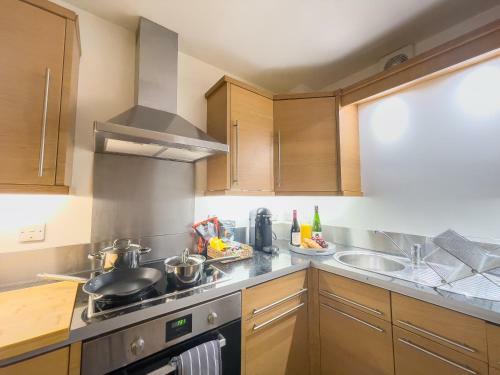 Spacious Contractor Flat For Large Groups - Private Parking By Tailored Apartments