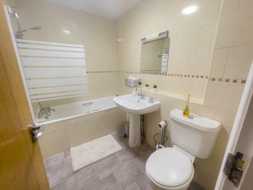 Spacious Contractor Flat For Large Groups - Private Parking By Tailored Apartments