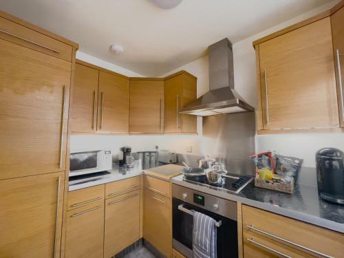 Spacious Contractor Flat For Large Groups - Private Parking By Tailored Apartments