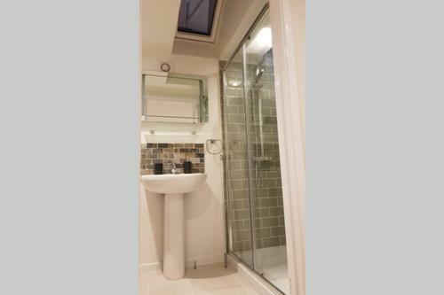 Annex In Chippenham With Sky Tv, Parking And Wifi