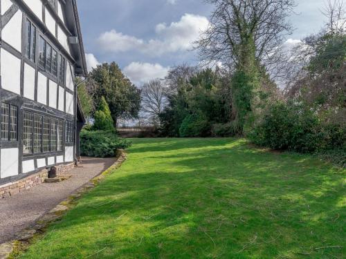 Luntley Court