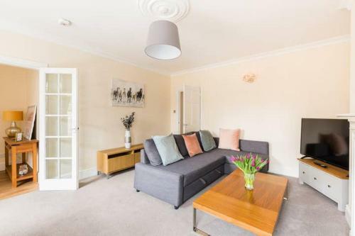 Regency Apartment - Private Entrance & Courtyard