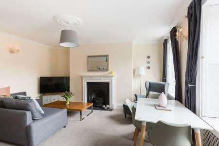 Regency Apartment - Private Entrance & Courtyard