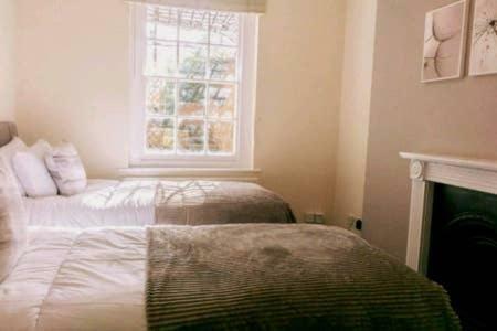 Regency Apartment - Private Entrance & Courtyard