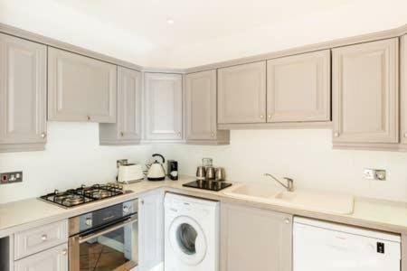 Regency Apartment - Private Entrance & Courtyard