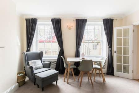 Regency Apartment - Private Entrance & Courtyard