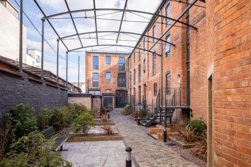 Modern 2 Bedroom Town Centre Apartment