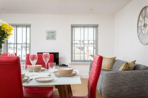 Luxury Three Bedroom Town Centre Apartment