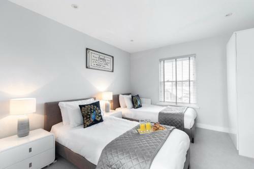 Luxury Three Bedroom Town Centre Apartment