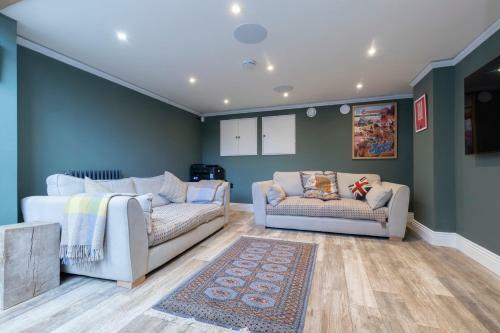 Stunning Newly Refurbished Victorian Split-villa