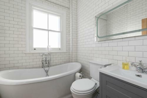 Stunning Newly Refurbished Victorian Split-villa