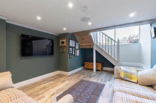 Stunning Newly Refurbished Victorian Split-villa
