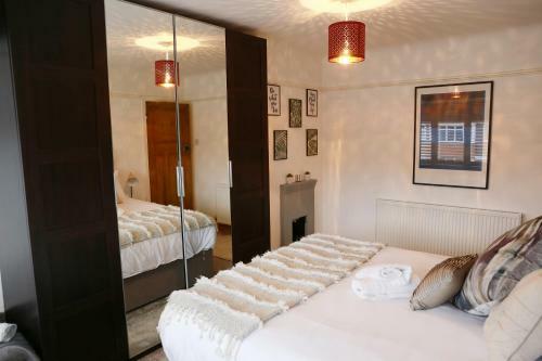 Lions Den - Zoo Accommodation Chester