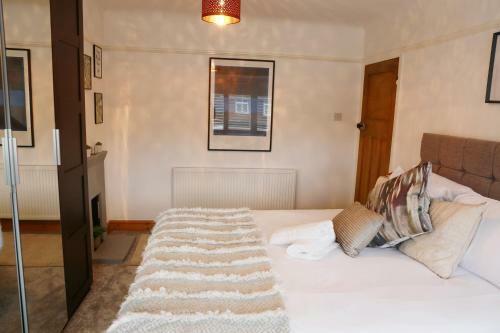 Lions Den - Zoo Accommodation Chester