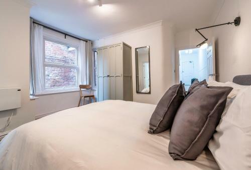 Spacious Designer Apartment Close To The River Dee