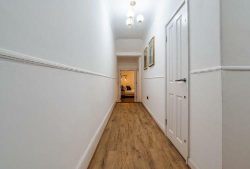 Spacious Designer Apartment Close To The River Dee