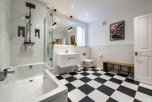 Spacious Designer Apartment Close To The River Dee