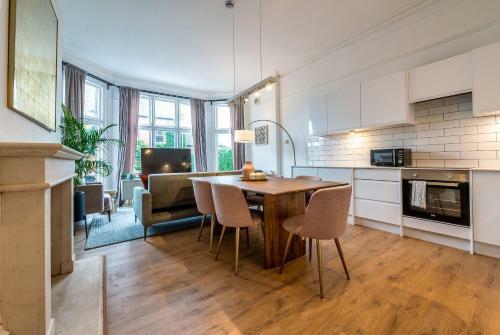 Spacious Designer Apartment Close To The River Dee