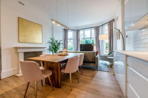 Spacious Designer Apartment Close To The River Dee